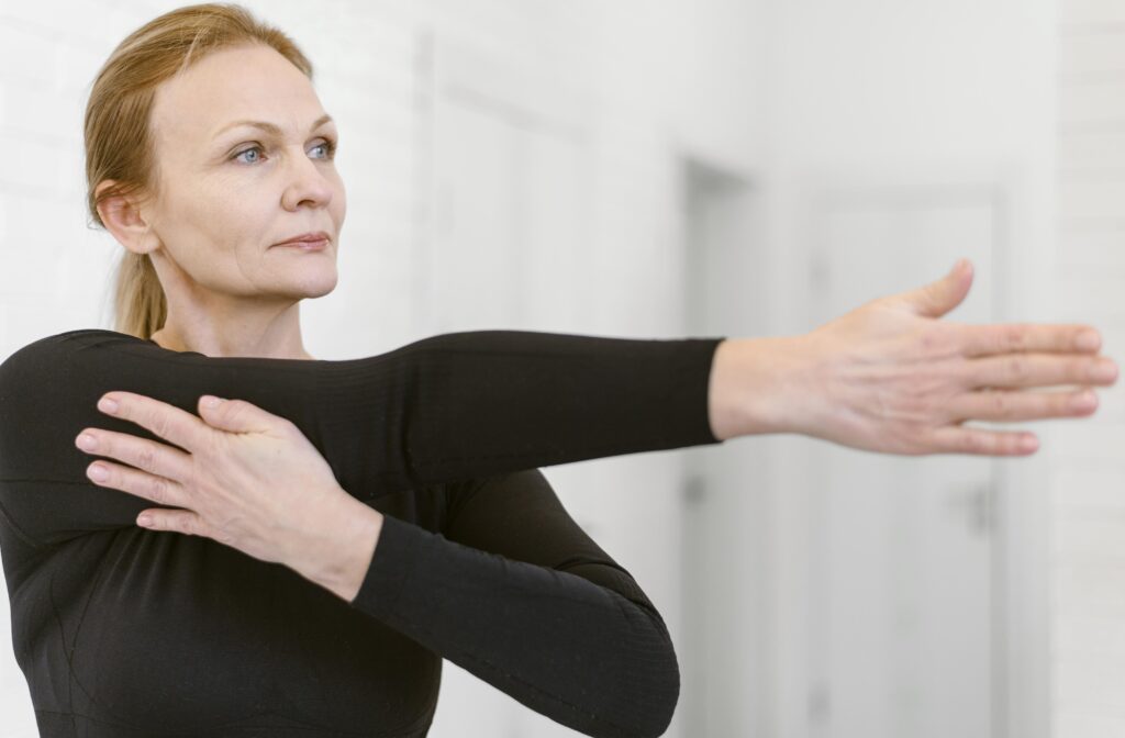 medium-shot-woman-stretching-arm medium-shot-woman-stretching-arm